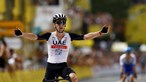 Adam Yates đánh bại người anh sinh đôi để giành áo vàng đầu tiên tại Tour de France